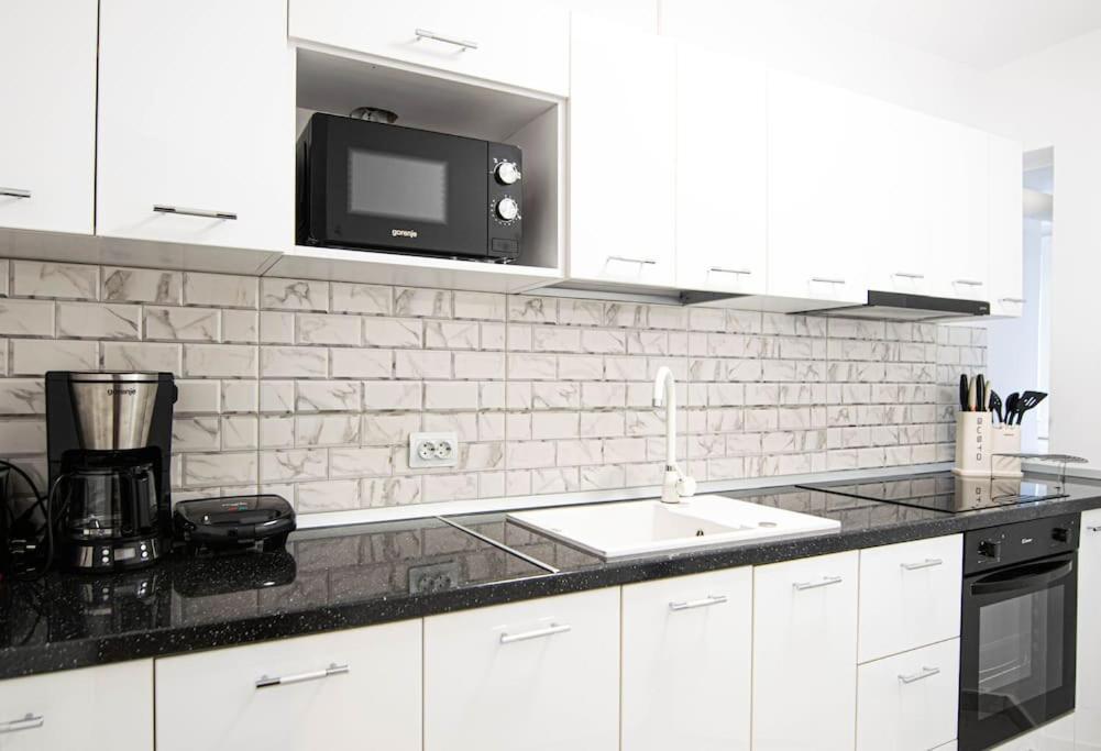 Ultra Central Luxury 3Br 2Bath Apt & Amazing Views บูคาเรสต์ ภายนอก รูปภาพ