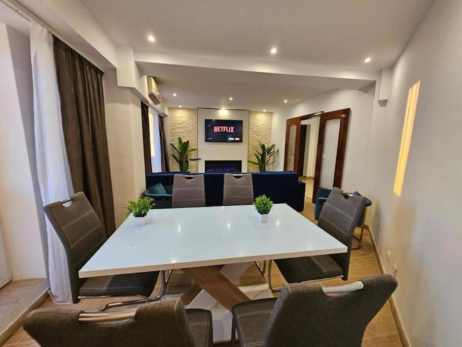 Ultra Central Luxury 3Br 2Bath Apt & Amazing Views บูคาเรสต์ ภายนอก รูปภาพ