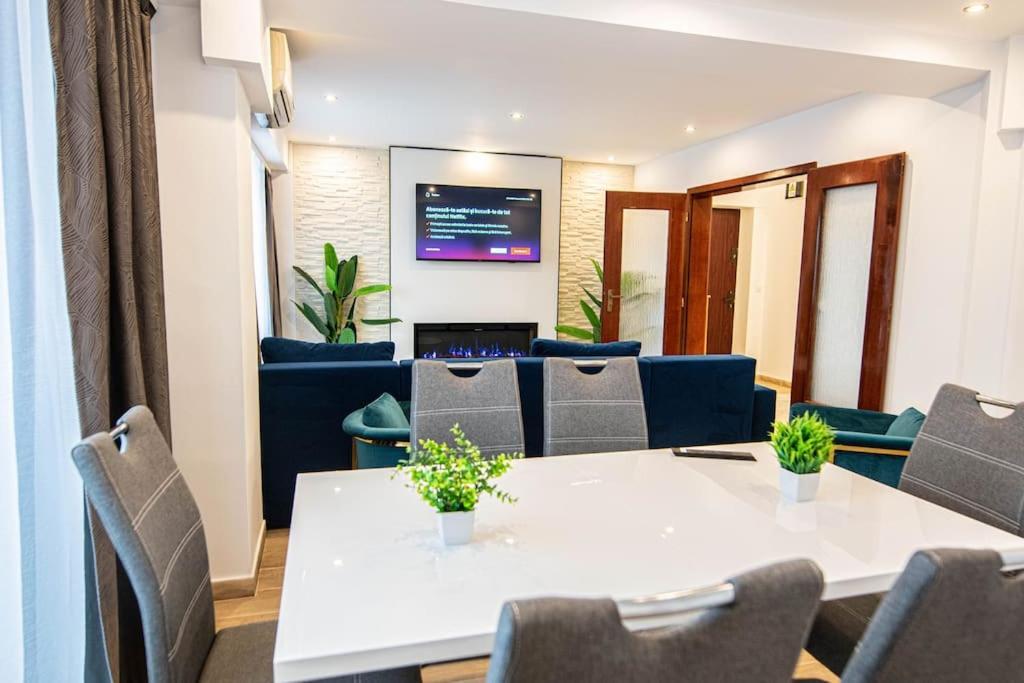 Ultra Central Luxury 3Br 2Bath Apt & Amazing Views บูคาเรสต์ ภายนอก รูปภาพ